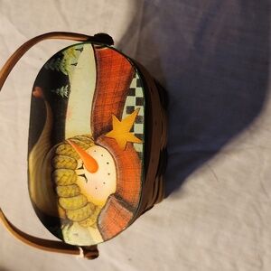 Wicker snowman basket with hinged lid